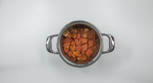 Schiacciare i pomodori, aggiungere il succo d’arancia e mescolare. Tritare le foglie delle erbe aromatiche e amalgamarle alla zuppa.