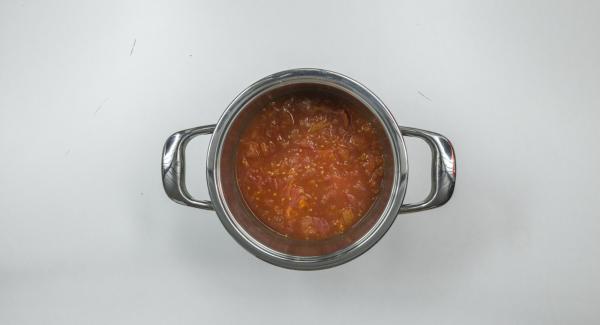 Schiacciare i pomodori, aggiungere il succo d’arancia e mescolare. Tritare le foglie delle erbe aromatiche e amalgamarle alla zuppa.