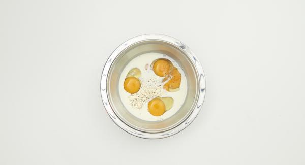 Sbattere le uova con il latte e insaporire con sale e pepe.