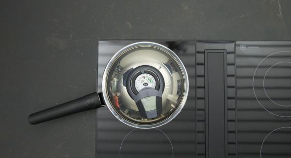 Abbassare il calore, versare un filo di olio. Mettere nella padella prima
i diversi ingredienti e poi il composto di uova.