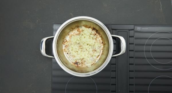 Estrarre i fagottini di filetto dalla Padella e tenerli in caldo. Rosolare il trito di mela e cipolla e diluire con il brodo. Far sobbollire a livello basso per qualche minuto.