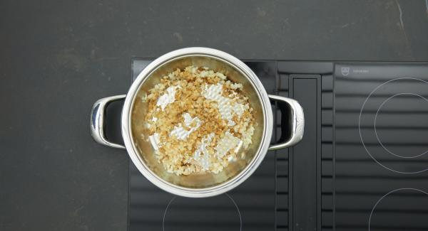 Estrarre i fagottini di filetto dalla Padella e tenerli in caldo. Rosolare il trito di mela e cipolla e diluire con il brodo. Far sobbollire a livello basso per qualche minuto.