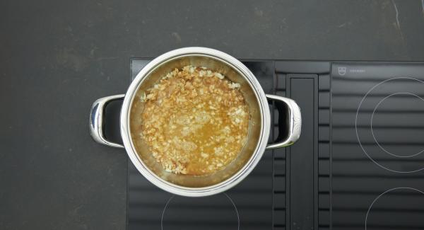 Estrarre i fagottini di filetto dalla Padella e tenerli in caldo. Rosolare il trito di mela e cipolla e diluire con il brodo. Far sobbollire a livello basso per qualche minuto.