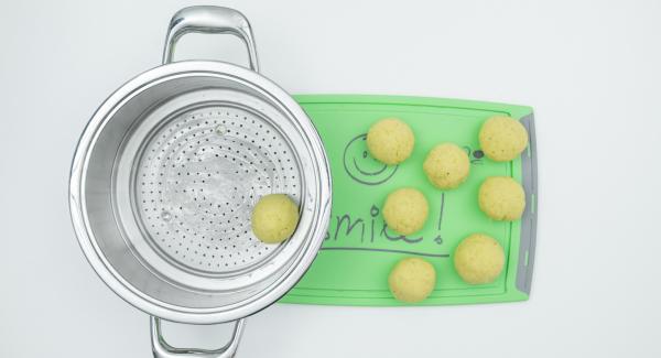 Formare otto gnocchi di grandezza uniforme, disporli in un inserto "2 in 1" e coprire con un coperchio 24 cm. Versare un’altra tazza d’acqua nell’unità di cottura e inserire l’inserto "2 in 1".