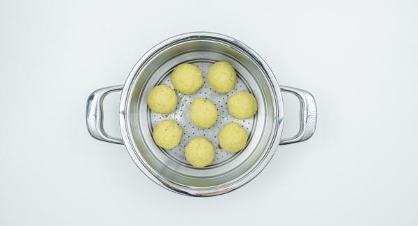 Formare otto gnocchi di grandezza uniforme, disporli in un inserto "2 in 1" e coprire con un coperchio 24 cm. Versare un’altra tazza d’acqua nell’unità di cottura e inserire l’inserto "2 in 1".