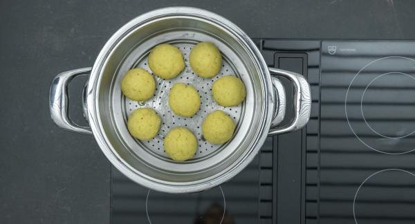 Formare otto gnocchi di grandezza uniforme, disporli in un inserto "2 in 1" e coprire con un coperchio 24 cm. Versare un’altra tazza d’acqua nell’unità di cottura e inserire l’inserto "2 in 1".