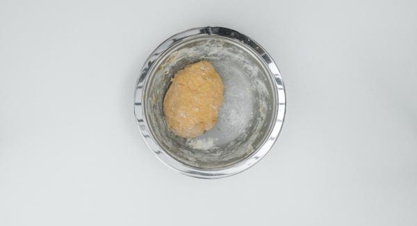 Aggiungere un cucchiaino e mezzo di sale alla purea di zucca e impastare con la farina fino a ottenere una pasta liscia e malleabile.