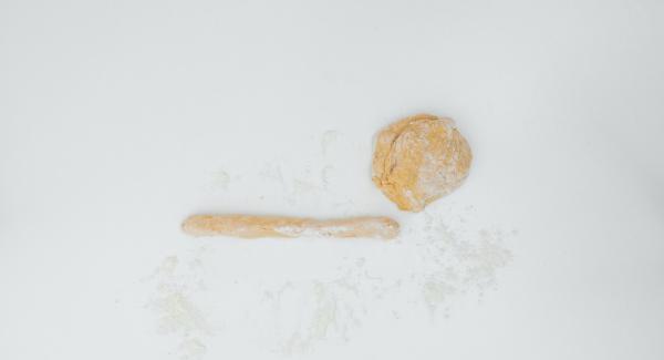 Sulla spianatoia infarinata, dividere la pasta in rotolini, tagliarli a pezzetti e passarli su una forchetta per dargli la tipica forma degli gnocchi.