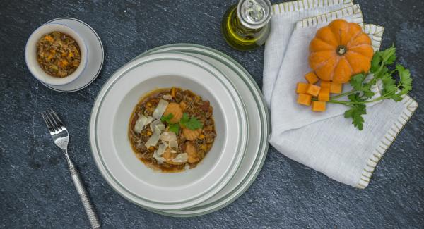 Aggiungere le erbe aromatiche secche al sugo alla bolognese, condirlo con le spezie e l’olio EVO e servirlo insieme con gli gnocchi e il Parmigiano.