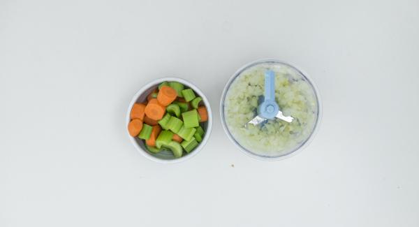 Pelare le cipolle e le carote, mondare il sedano e tritarli finemente nel Tritamix un po’ alla volta.
