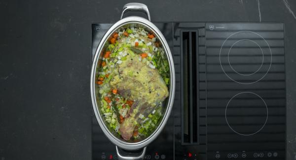 Aggiungere le verdure insieme con la foglia di alloro, il brodo e il vino rosso. Riscaldare a fuoco massimo fino alla finestra “verdura” e far stufare a calore basso per ca. 2 ore e 30 minuti con l'aiuto di Audiotherm.