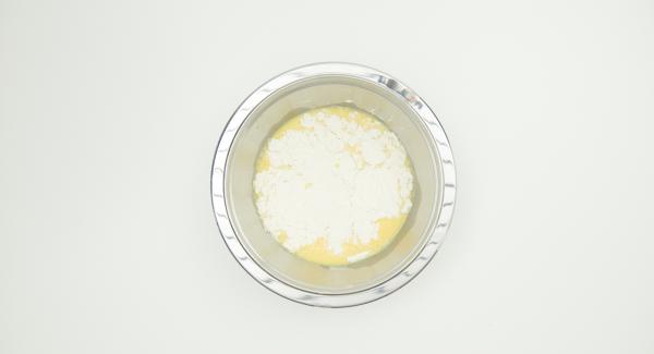 Per la pastella, mescolare la farina, la fecola di patate e il sale. In una bacinella Combi sbattere i tuorli con l’acqua ghiacciata e amalgamarvi gradatamente due terzi del composto di farina, finché la pastella assume una consistenza cremosa.