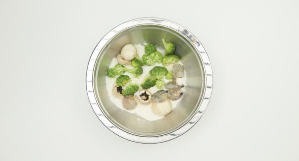 Mescolare gamberi, funghi e broccoli nel miscuglio di farina rimasto. Al suono di Audiotherm, impostare Navigenio a livello 2.
Immergere nella pastella la prima porzione di alimenti da cuocere, quindi trasferirli direttamente nel Wok.