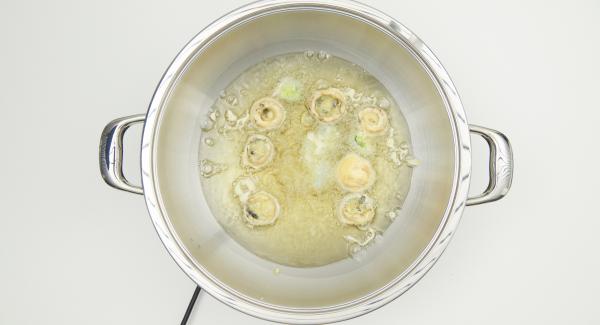 Mescolare gamberi, funghi e broccoli nel miscuglio di farina rimasto. Al suono di Audiotherm, impostare Navigenio a livello 2.
Immergere nella pastella la prima porzione di alimenti da cuocere, quindi trasferirli direttamente nel Wok.