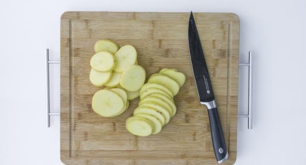 Tagliare le patate a fettine sottili.