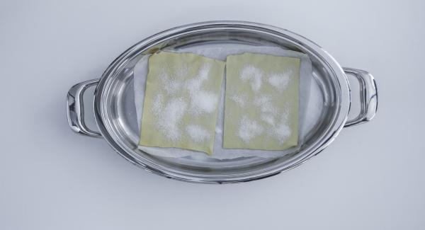 Mettere la pasta sfoglia con la carta da forno nell'Ovale e e coprire con il coperchio.