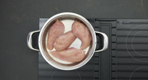 Adagiare i petti di pollo all'interno dell'Unità, dopo averli asciugati con carta da cucina, premerli leggermente e riposizionare Audiotherm sulla finestra "carne". Al raggiungimento del “punto di girata” a 90°C, sollevare il coperchio.