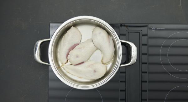 Adagiare i petti di pollo all'interno dell'Unità, dopo averli asciugati con carta da cucina, premerli leggermente e riposizionare Audiotherm sulla finestra "carne". Al raggiungimento del “punto di girata” a 90°C, sollevare il coperchio.