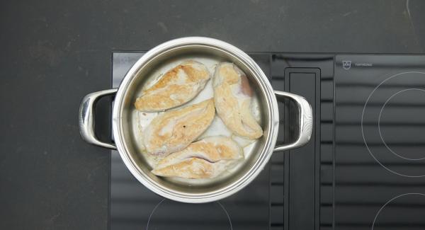 Girare i petti di pollo, condirli e spegnere il fornello. Proseguire la cottura a fornello spento, con il calore residuo del fondo, per ca. 12 minuti.