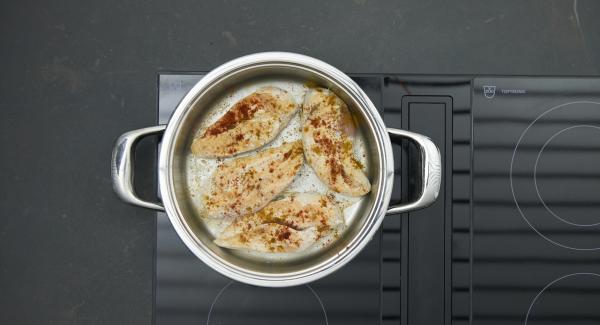 Girare i petti di pollo, condirli e spegnere il fornello. Proseguire la cottura a fornello spento, con il calore residuo del fondo, per ca. 12 minuti.