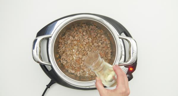 Al suono di Audiotherm, mettere nella pentola la salsiccia, la carne macinata e rosolare. Sfumare con il vino bianco. Mescolare i fusilli, il brodo, i piselli e metà degli asparagi. Chiudere Secuquick.