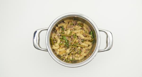 Aprire Secuquick e aggiungere gli asparagi rimasti, il parmigiano, l'olio evo e condire a piacere.