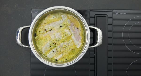 Al suono di Audiotherm,abbassare il calore e aggiungere i filetti di lavarello nella marinata. Ruotare leggermente la pentola in modo che il pesce sia completamente coperto dalla marinata.