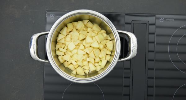 Mettere le mele ancora bagnate d'acqua nelle pentola, posizionarla sul fornello impostato a regolazione alta. Accendere Audiotherm, inserire un tempo di 10 minuti, applicarlo su Visiotherm e ruotare fino a quando compare il simbolo "verdura".