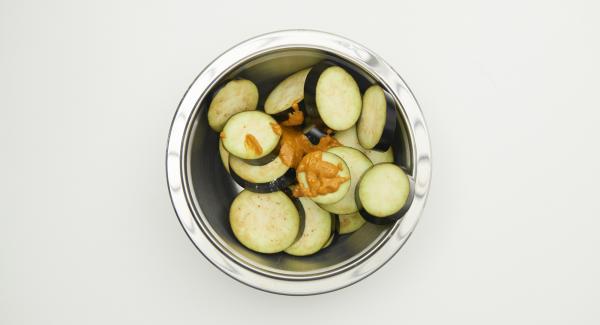 Amalgamare alle fette di melanzana il composto di spezie ottenuto e far marinare per circa 15 minuti.
