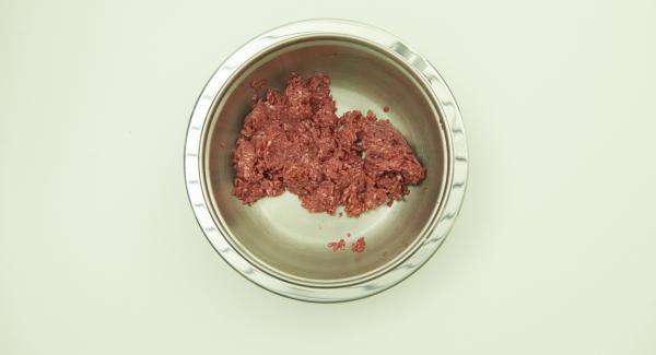 Condire la carne tritata con la salsa barbecue, sale e pepe
e impastare bene. Formare delle polpettine (ca. 2-3 cm).