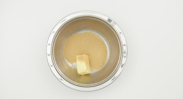 In una bacinella Combi amalgamare il burro con lo zucchero fino a quando non si ottiene un composto omogeneo, aggiungere lo zucchero vanigliato, la scorza di limone e l'uovo.