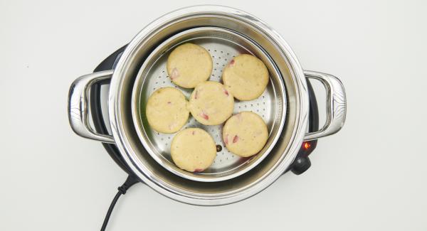 Posizionare la pentola nel suo coperchio capovolto e coprire con Navigenio rivolto verso il basso impostato a regolazione I. Mentre la spia lampeggia, inserire un tempo di 7 minuti su Audiotherm e cuocere finchè i muffin diventano dorati.