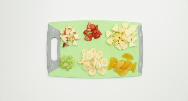Mettere tutta la frutta tagliata in una Bacinella Combi 24 cm.