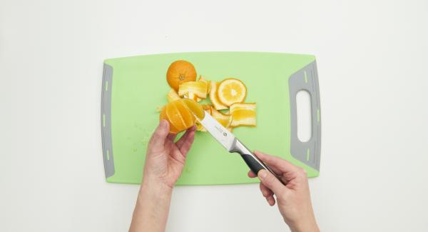 Sbucciare le banane e le arance e tagliarle a fettine o a cubetti con l'aiuto del Coltello Universale. Lavare e tagliare anche le fragole, l'uva e le mele.