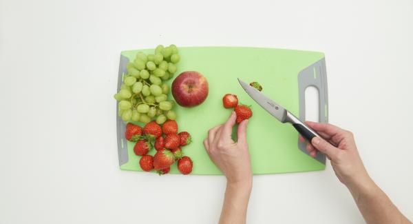 Sbucciare le banane e le arance e tagliarle a fettine o a cubetti con l'aiuto del Coltello Universale. Lavare e tagliare anche le fragole, l'uva e le mele.