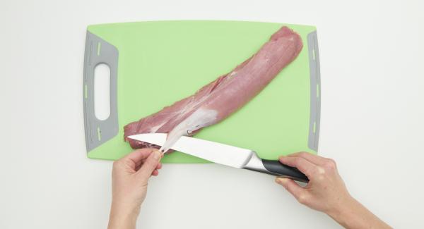 Rimuovere il grasso dal filetto di maiale e dai tendini. Tagliare il pezzo di carne in otto pezzi, formando i medaglioni.