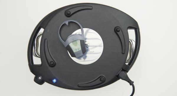 Mentre la spia lampeggia, inserire un tempo di 12 minuti su Audiotherm e gratinare i medaglioni.