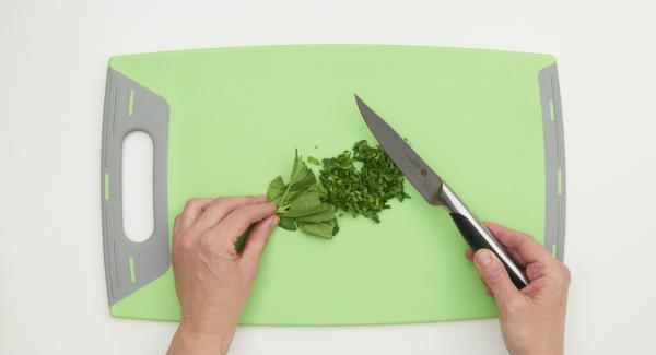 Tagliare il basilico a striscioline e guarnire l'insalata.