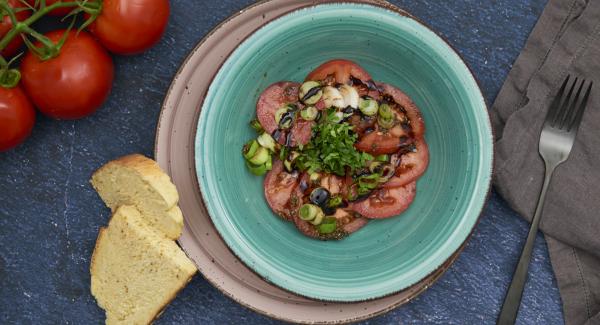 Tagliare il basilico a striscioline e guarnire l'insalata.