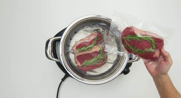 Riempire la Pentola con circa 3 litri d’acqua, posizionarvi le bistecche all’interno delle buste sottovuoto e coprire con il coperchio.