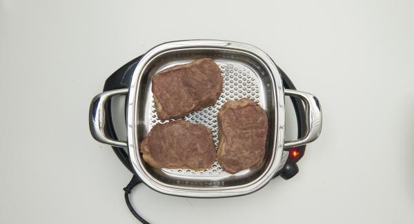 Al suono di Audiotherm, al raggiungimento della finestra “carne”, introdurre le bistecche e rosolarle su entrambi i lati, fino a raggiungere la doratura desiderata.