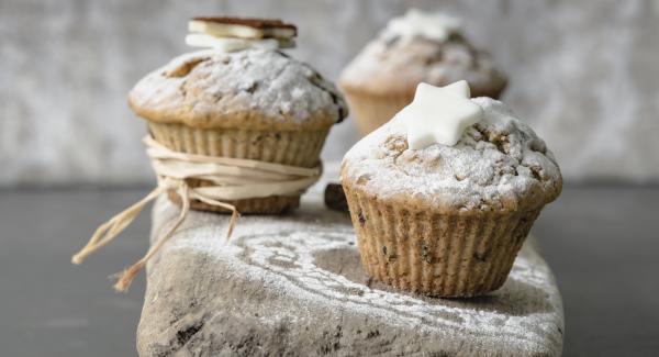 Lasciar raffreddare i muffin e decorarli con dei motivi natalizi.