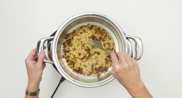 Sgranare il couscous con una forchetta e aggiungere il resto dell'acqua (circa 100ml). Inserire altri 4 minuti in Audiotherm, applicarlo su Visiotherm e ruotarlo finché non appare il simbolo "Vapore".