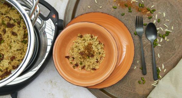 Sgranare il couscous con una forchetta e aggiungere il resto dell'acqua (circa 100ml). Inserire altri 4 minuti in Audiotherm, applicarlo su Visiotherm e ruotarlo finché non appare il simbolo "Vapore".