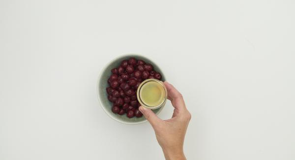 Lavare le ciliegie, dividerle a metà togliendo il nocciolo e bagnarle con il succo di limone.