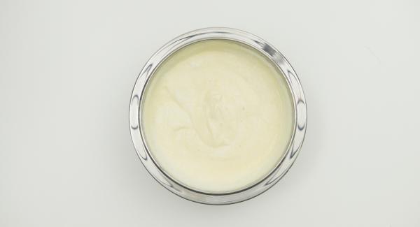 In una bacinella, mescolare i tuorli con 150 g di yogurt. Unire la farina con il lievito e mescolare aggiungendo a filo il latte. Infine, unire gli albumi montati a neve.