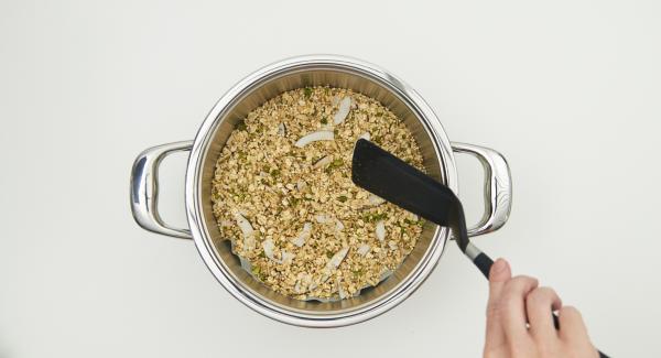 Coprire l‘Unità con Navigenio rivolto verso il basso impostato a livello I e cuocere il muesli per circa 30 secondi. Girare il muesli e ripetere lo stesso procedimento due o tre volte,  a seconda del grado di doratura desiderato.