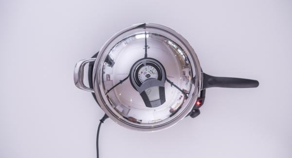 Versare l’olio all’interno della Padella Arcobaleno. Coprire la Padella con il coperchio e posizionarla su Navigenio a livello 6. Accendere Audiotherm, applicarlo su Visiotherm e ruotare finchè non compare il simbolo “carne”.