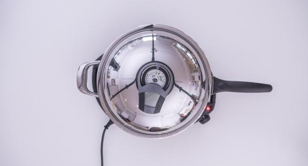 Al suono di Audiotherm, inserire le cotolette, abbassare Navigenio a livello 4, coprire nuovamente la Padella e riposizionare Audiotherm sulla finestra “carne”.
