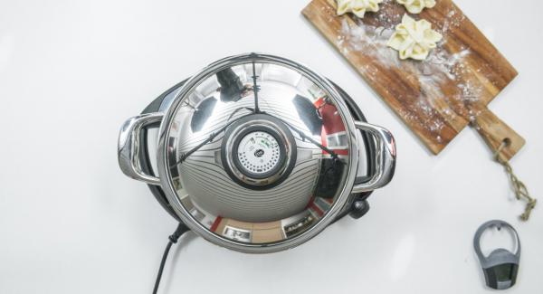 Collocare l'Unità nuovamente su Navigenio, impostato a livello 3 e scaldare l’Unità fino alla finestra "carne". Inserire i successivi quattro fagottini, coprire con il coperchio e cuocere per circa 3 minuti. Collocare l'Unità nuovamente su Navigenio, impostato a livello 3 e scaldare l’Unità fino alla finestra "carne". Inserire i successivi quattro fagottini, coprire con il coperchio e cuocere per circa 3 minuti.